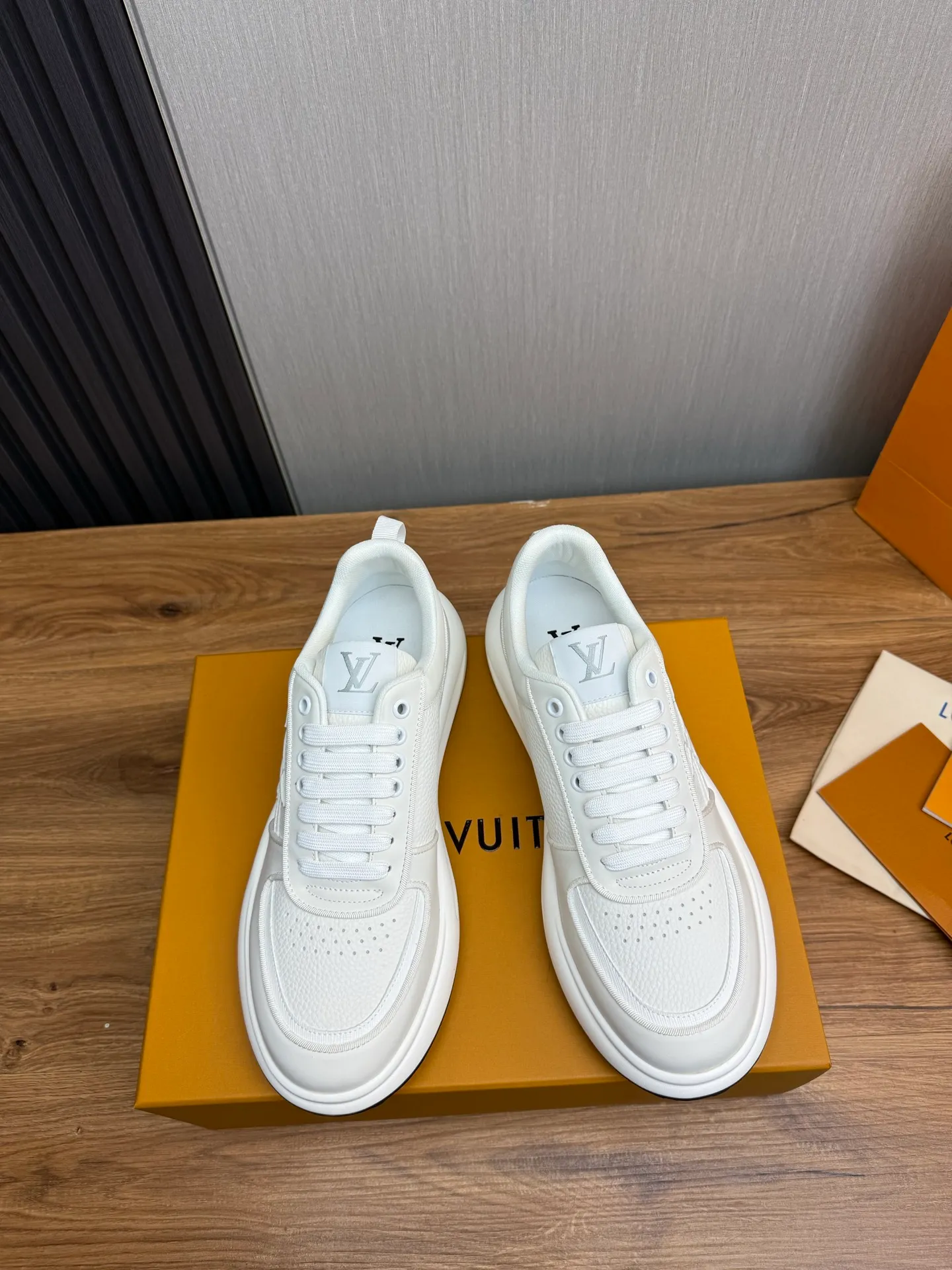 Men's shoes 💰820💰 Lv. Top purchasing agent 🇮🇹 Louis Vuitton, sports shoes counter synchronization, uppers imported from Italy, high-quality splicing and complex handicrafts, imported mesh pads are soft and comfortable, soles: original factory special soles, TPU exclusive movable molded soles super comfortable, original factory single goods, 🔍🔍high quality, you can enter and exit the counter at will, welcome to compare, code number 38-44 (Customized 38.45)
